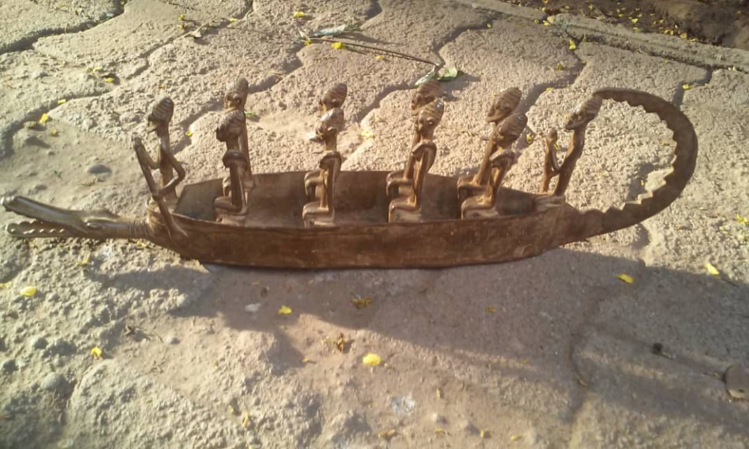 Bateau pirogue artiste bronzier Ouagadougou Burkina Faso artisanat d'art